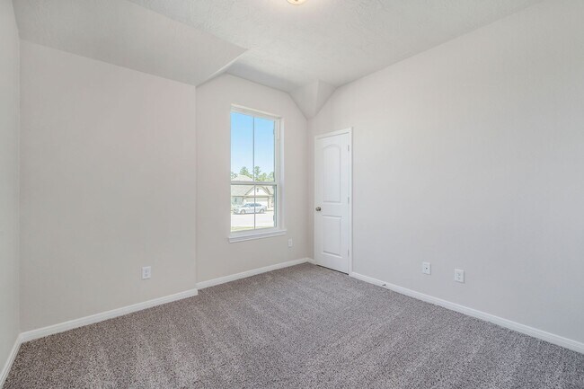 Building Photo - 4 Bedroom- Like New Home in Sterling Ridge...