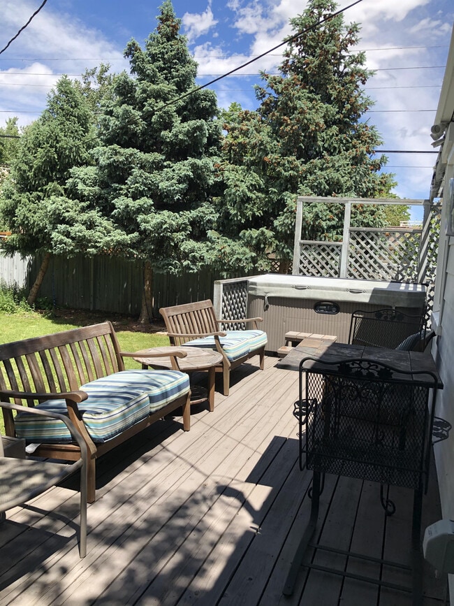 Building Photo - 1015 Forest Ave