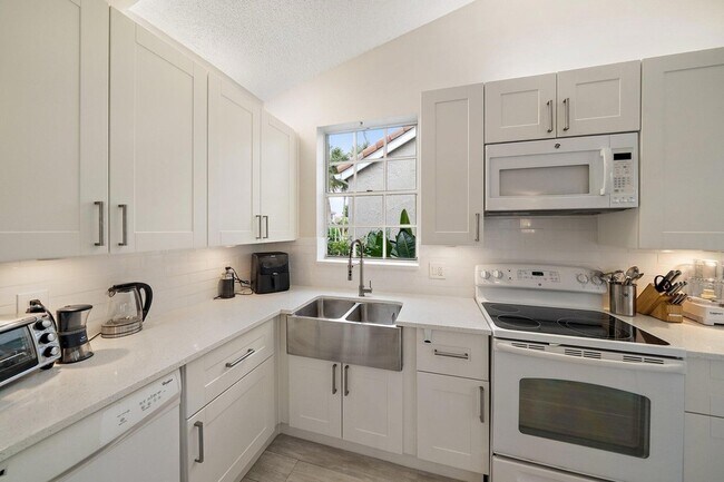 Building Photo - 6866 Briarlake Cir