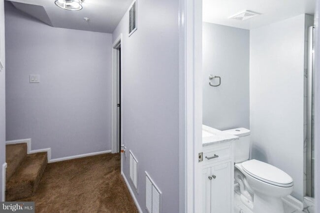 Building Photo - 915 Westlake Dr