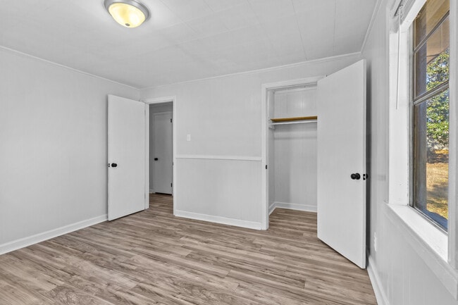 Building Photo - 404 Pine St