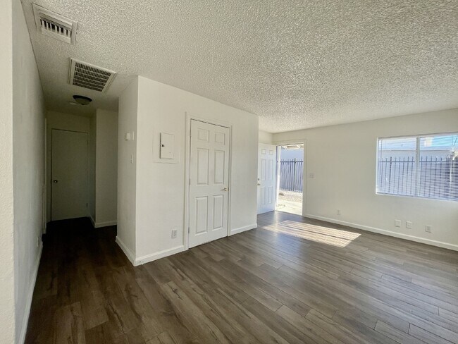 Building Photo - Single story 1 bedroom 1 bath condo availa...