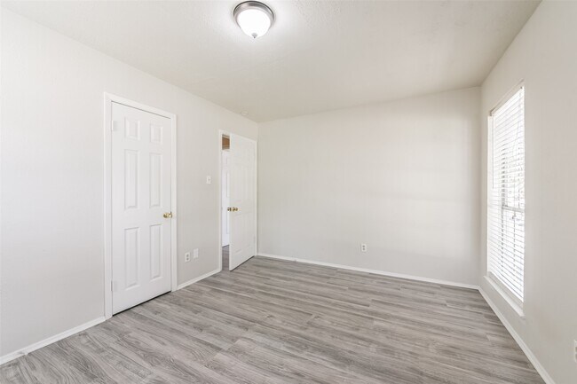 Building Photo - 5514 Vickita Dr