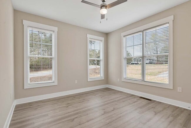 Building Photo - MUST SEE !! 2 Bedroom/2 Bath end unit avai...