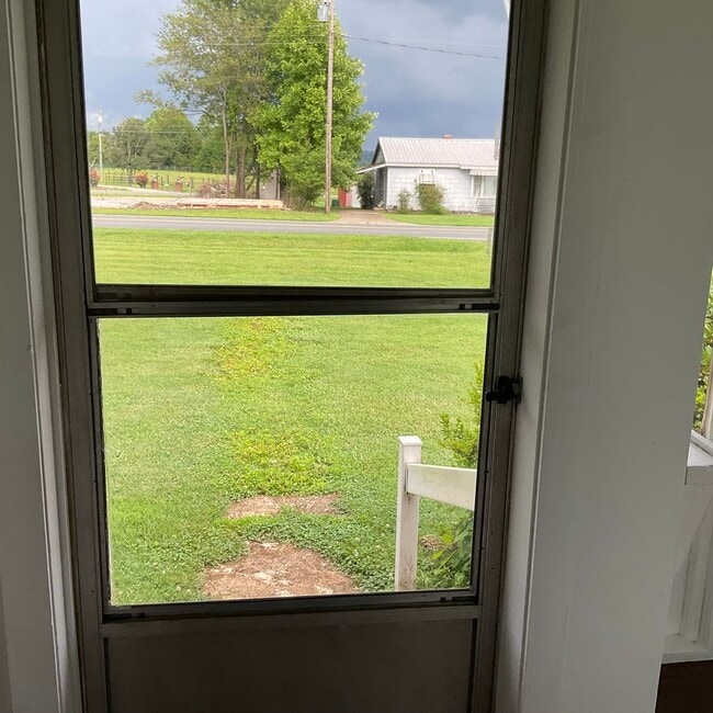 Building Photo - Farm house with 3 bedrooms, 1 1/2 baths
