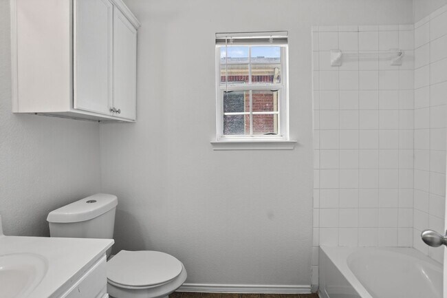Building Photo - 5-bedroom, 3 bathrooms House for Rent