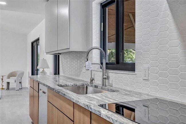 Building Photo - 15180 Lyneburg Ave