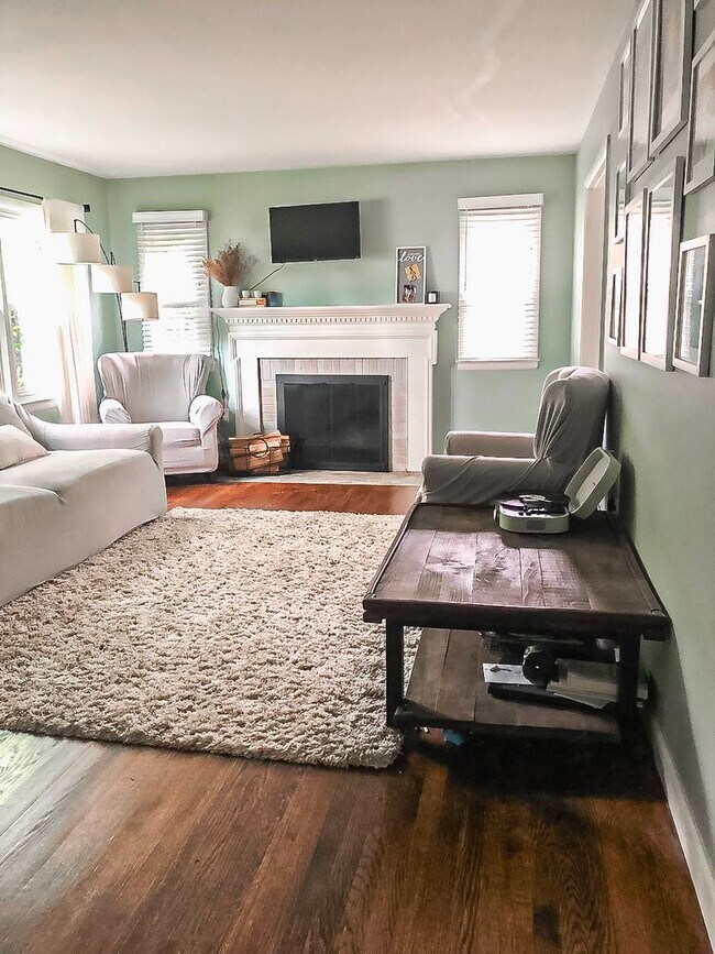 Building Photo - Gorgeous 4 Bed 2 Bath Single Family Home W...
