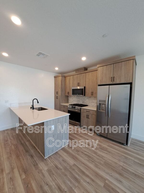 Building Photo - 524 W Balsam Ln