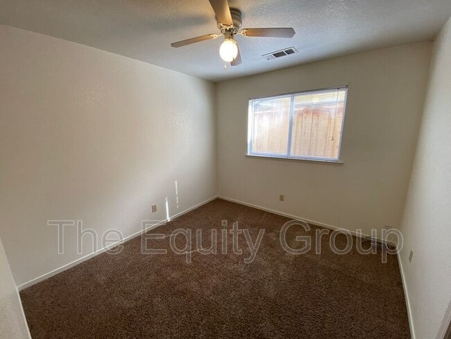 Building Photo - 5936 W Oak Ave