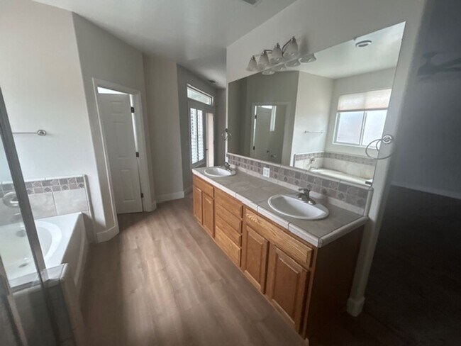 Building Photo - 4 Bedroom 2 Bathroom in SE Visalia with Po...