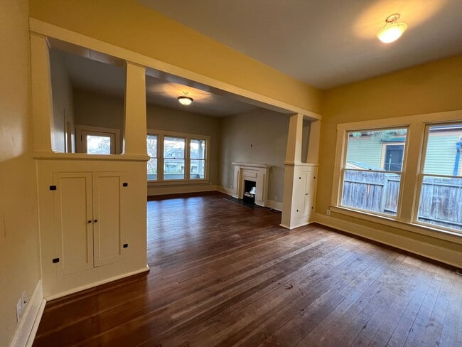 Building Photo - 3 Bedroom Craftsman style home in prime As...