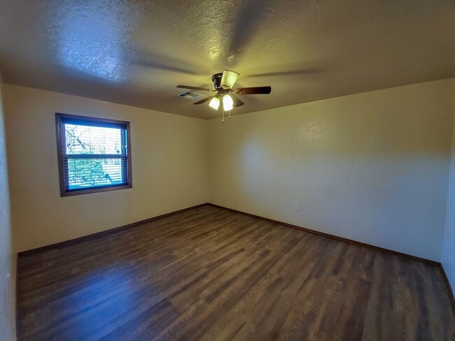 Building Photo - 3 bedroom 2 bath home in Shawnee