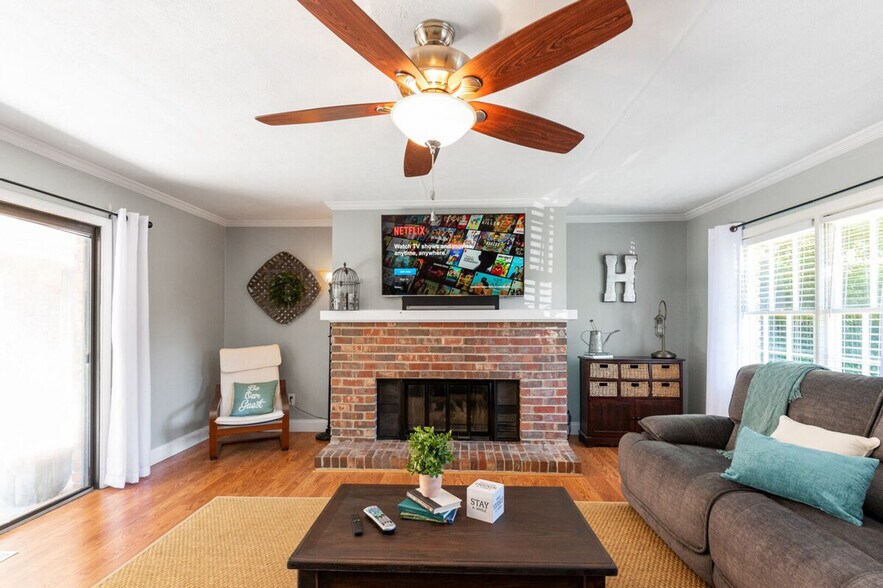 Primary Photo - 2266 Hills Ln Dr SE
