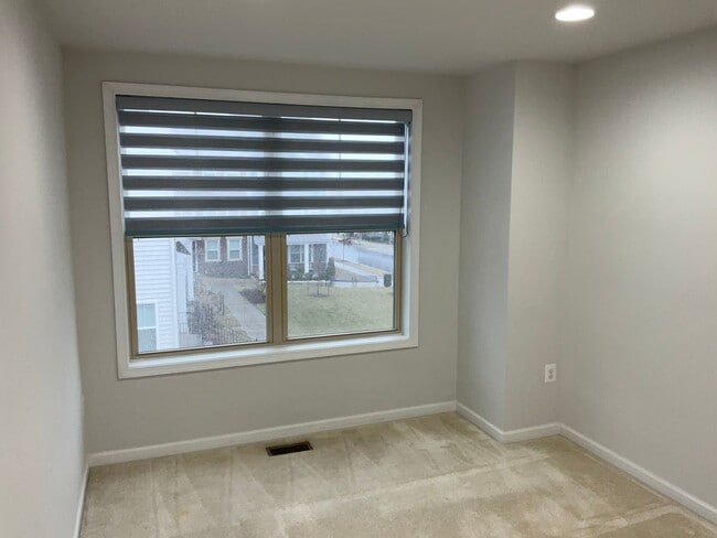 Building Photo - Beautiful 4BR 3.5BA 3 level townhome with 2 car attached garage located in the Cabin Branch Commu...