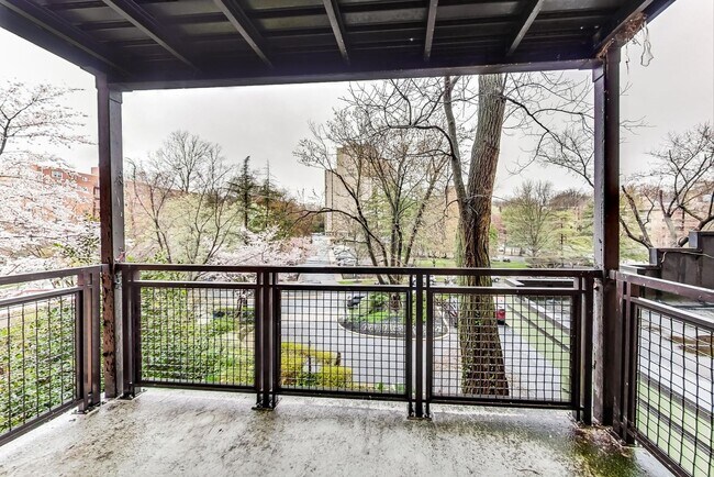 Building Photo - 2BD/1BA Takoma Park Condo in Elevator Building
