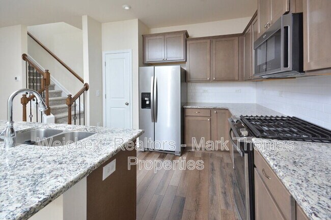 Building Photo - 409 Vassar Dr