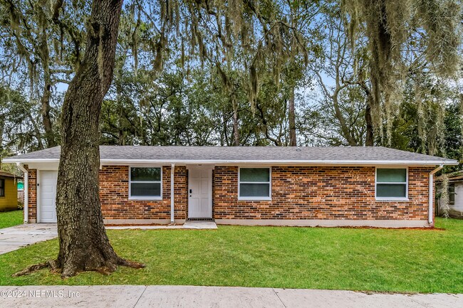 Primary Photo - 1349 Eagle Cove Rd N