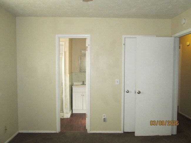 Building Photo - HOUSE - 3 bedrooms, 2 bathrooms, single car garage