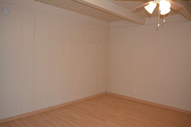 Building Photo - 2 bedroom Condo in Santa Paula Manor!