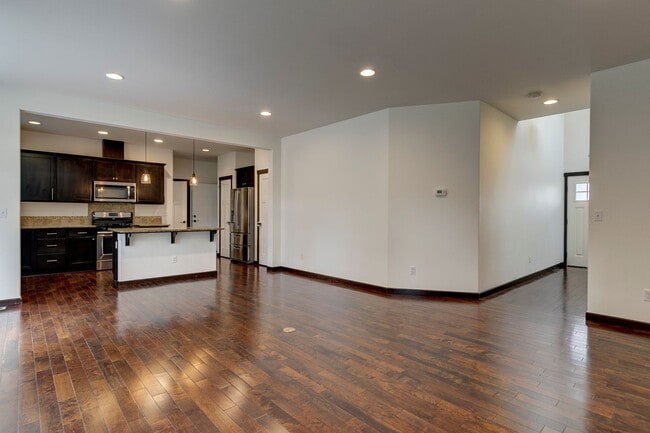 Building Photo - Stunning 3 Bed 2.5 Bath home in Fairway Point