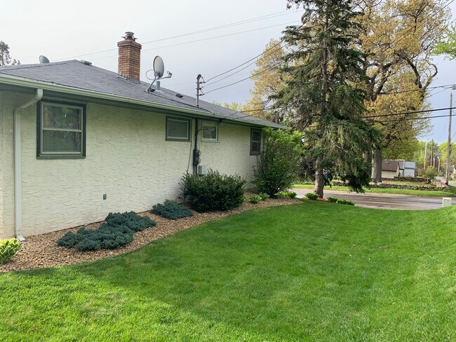 Building Photo - 854 8th Ave S