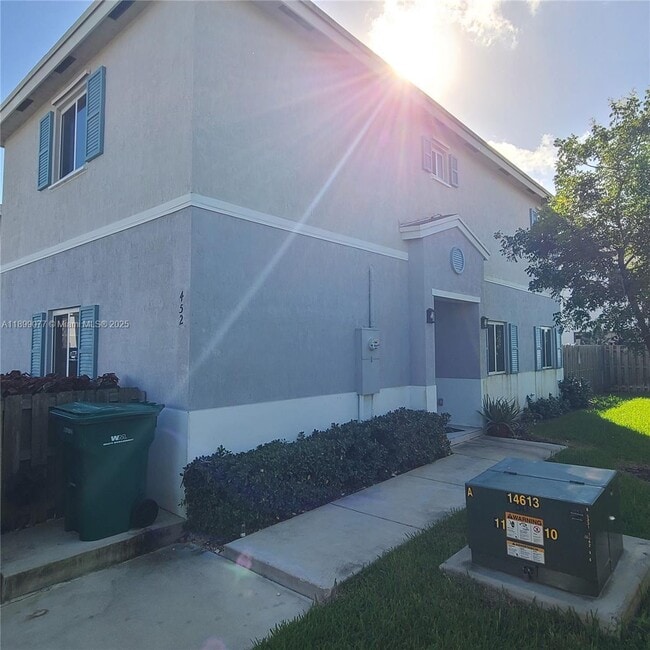 Building Photo - 452 NW 12th Pl