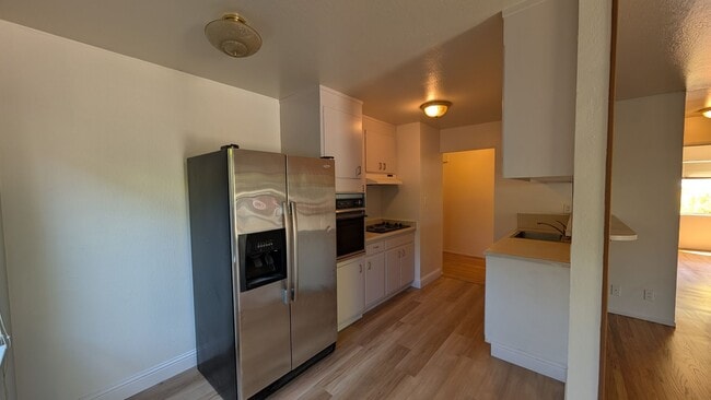 Primary Photo - 2 bedroom 1 Bath, lower unit, located betw...