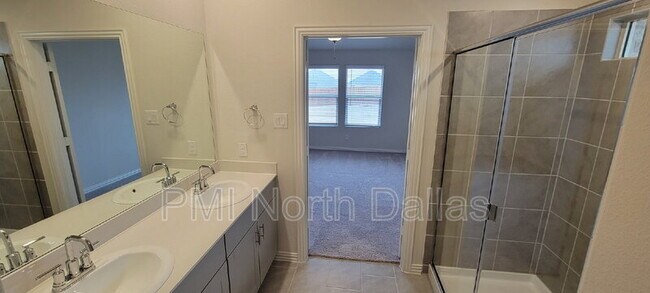 Building Photo - 2633 Oneida Ln