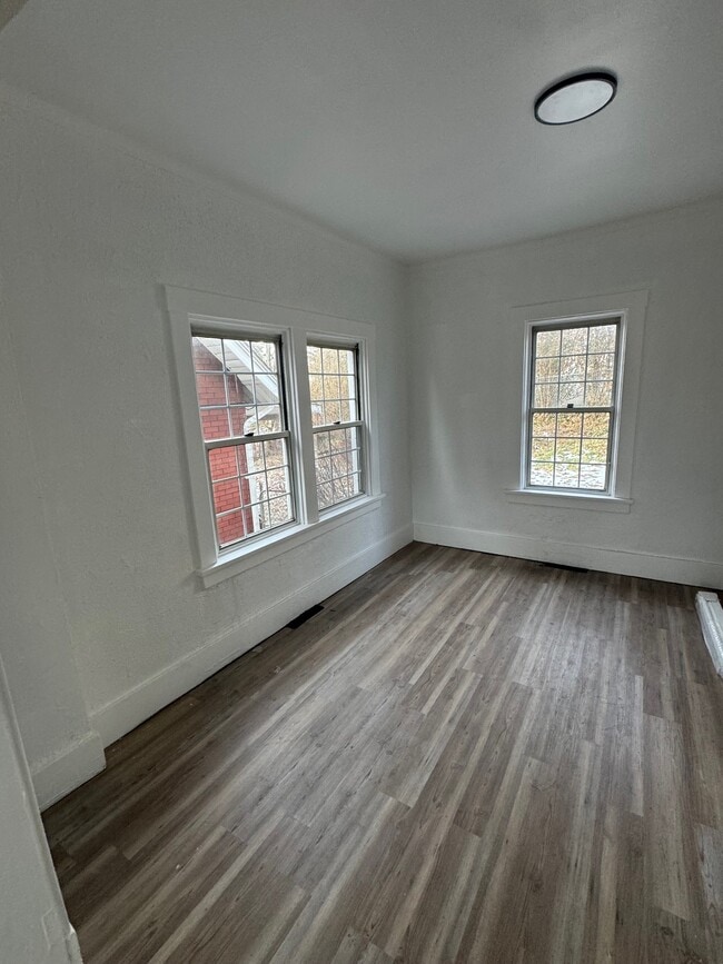 Building Photo - 1355 Drey St