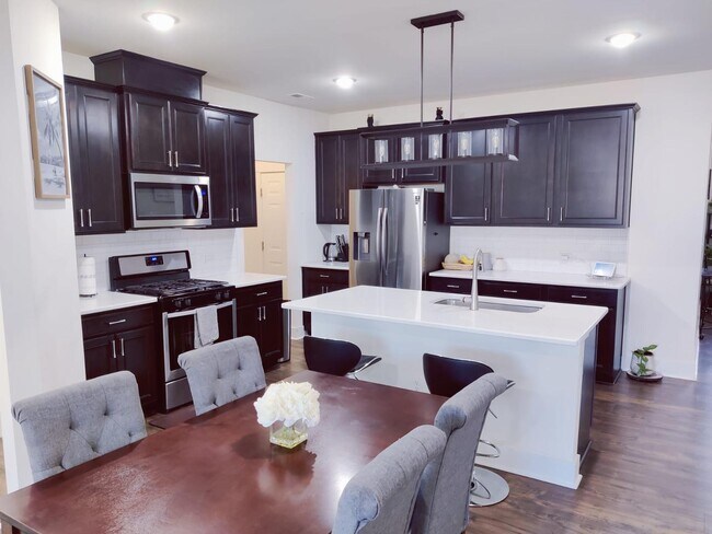 Building Photo - 4 Bedroom Townhome for Rent Apex