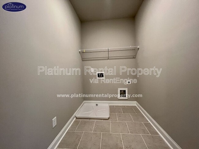 Building Photo - 2360 Manor Pointe Dr