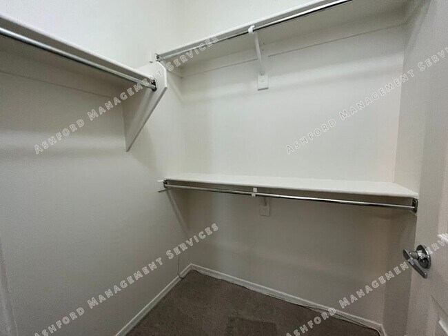 Building Photo - BEAUTIFUL 3 BEDROOM 2 BATHROOM HOUSE FOR R...