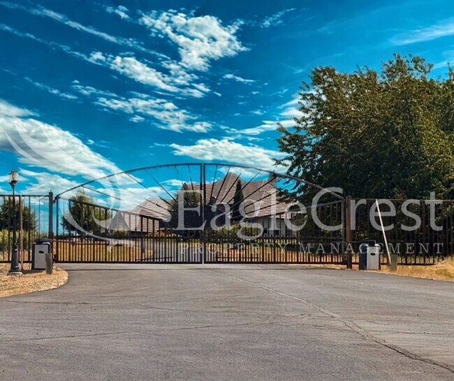 Building Photo - Luxury Bella Terra Estate with Mountain & Vineyard Views