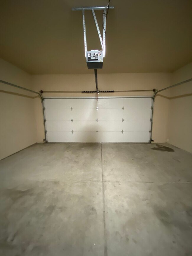 Building Photo - Spread Out in Style—Your 3 Bed Duplex Awaits