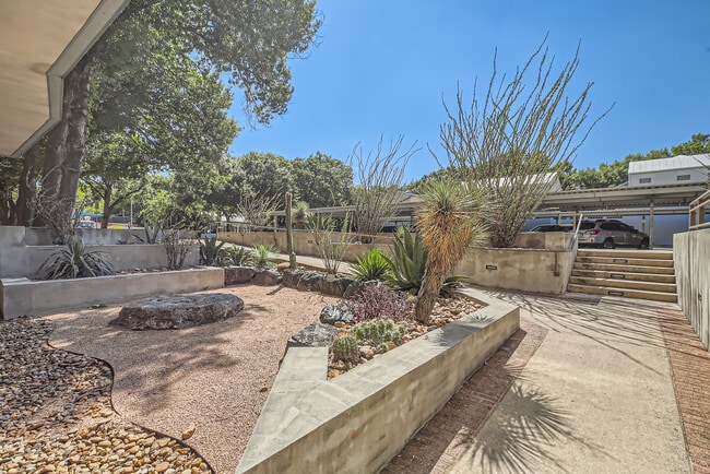 Building Photo - 1115 S Alamo St