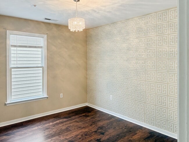 Building Photo - Updated 3 Bedroom in Manchester!
