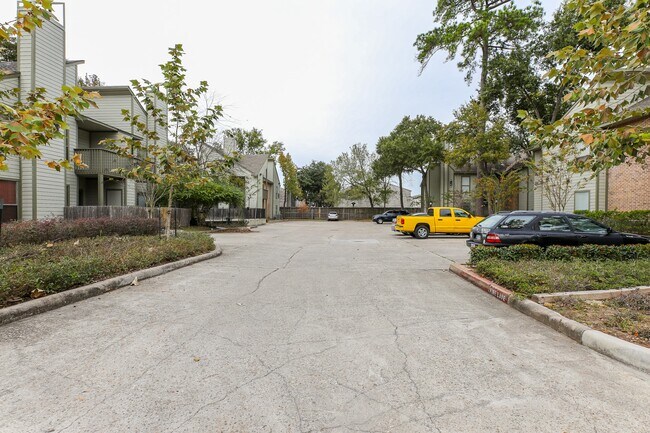 Building Photo - 17417 Red Oak Dr