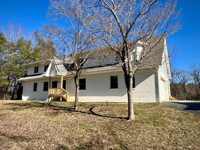 Building Photo - Beautifully Renovated Home!  5 Bedroom, 3 ...