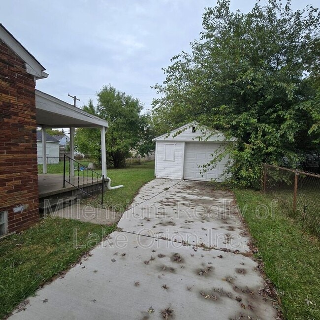 Building Photo - 18715 Roscommon St