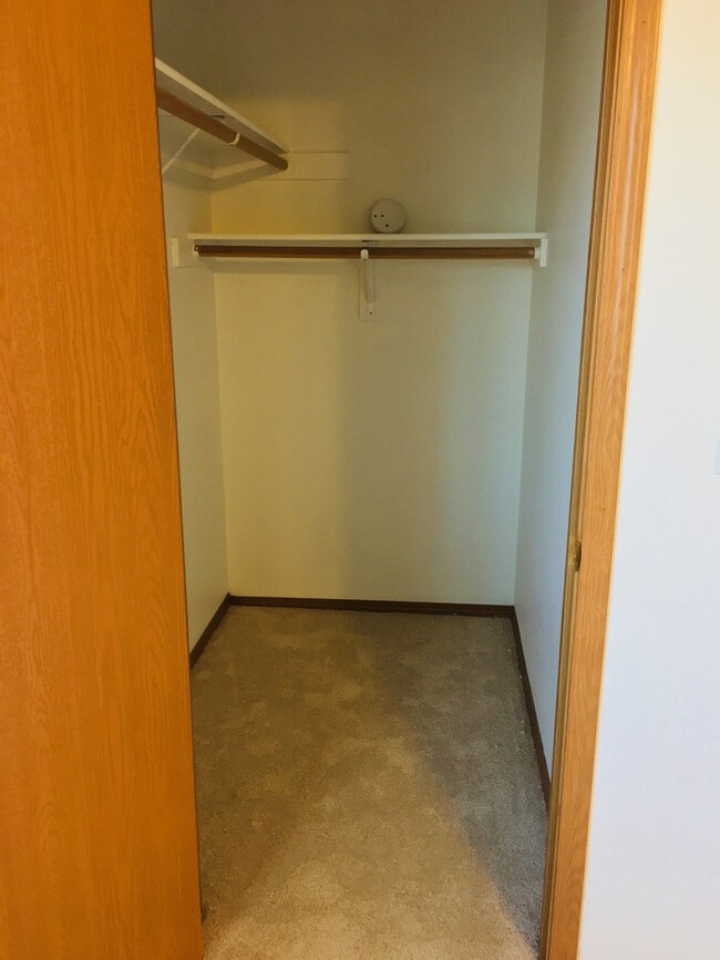 Building Photo - Close to Downtown and CWU!