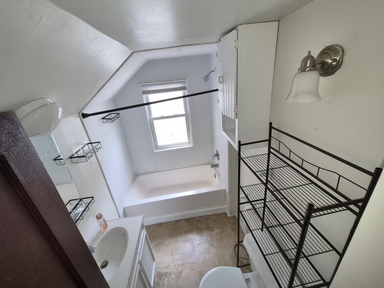 Building Photo - 601 Lathrop St
