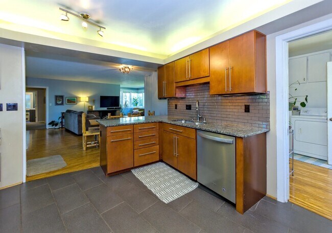 Building Photo - 1027 W 29th Ave