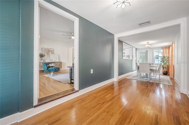 Building Photo - 1211 E Park Cir