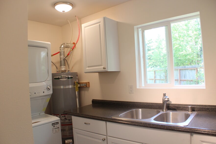 Laundry - 320 E Victor Cir