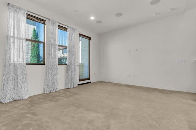 Building Photo - 1520 W 1st St