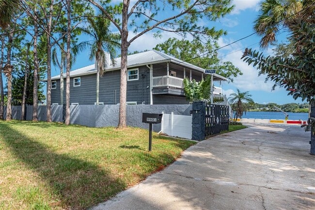 Building Photo - 9901 Bay Dr