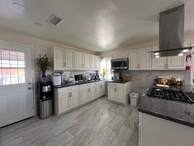 Building Photo - Beautiful 3 Bedroom 1 Bathroom House with Fenced and Landscaped Yard with All Utilities Included