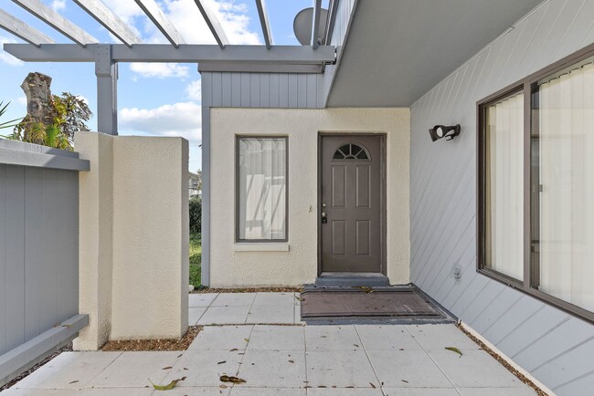 Building Photo - Winter Park Townhouse Available immediately!