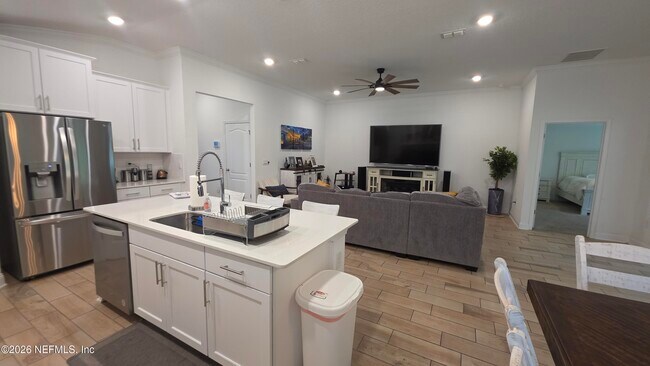Building Photo - 248 Zancara St